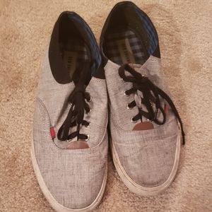 Canvas shoes